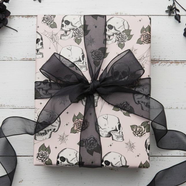 Elegant  Rosa Gothic Döskallars Halloween Presentpapper (Elegant Blush Pink Gothic Bridal Shower Wrapping Paper. Vintage Floral Black Skull & Roses Pattern )