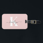 Elegant  Rosa Grått Script Monogram Bagagebricka<br><div class="desc">Den här enkla, elegant rosa bagagetaggen med det första namn i ett trendig-skript i grått och det första i ett modernt teckensnitt i vitt på ena sidan och ett kort för ditt namn, adress och mobila nummer på den andra, skulle se fantastisk ut på dina resväskor. Det är snyggt och...</div>