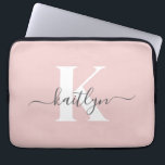Elegant  Rosa Grått Script Monogram Laptop Fodral<br><div class="desc">Denna enkla,  elegant  rosa 13-tums laptop sleeve med det första namn i ett trendig-skriptteckensnitt i grått och det första i ett modernt teckensnitt i vitt är perfekt för dig. Det är snyggt och trendig och ändå väldigt klassiskt. Det är unikt - som du!</div>