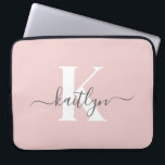 Elegant  Rosa Grått Script Monogram Laptop Fodral<br><div class="desc">Denna enkla 15-tums  laptop sleeve i elegant med 15-tums rosa med det första namn i ett trendig-skriptteckensnitt i grått och det första i ett modernt teckensnitt i vitt är perfekt för dig. Det är snyggt och trendig och ändå väldigt klassiskt. Det är unikt - som du!</div>