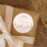 Elegant Rosa Guld Gräs Träd Winter Party Runt Klistermärke<br><div class="desc">Lägg till lite elegans i dina gåvor och kort från helgdag med vår Elegant Rosa & Guld Gräs Helgdag-etikett! Med en mjuk bakgrund för rosa med skakande guld gräs träd och känsligt snöflingor är denna lyxiga märkning perfekten för att sprida glädje över helgdag. Anpassa den med ditt namn och anpassningsbar-meddelande,...</div>