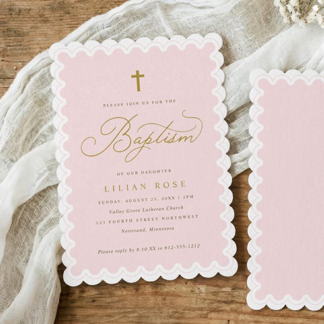 Elegant Rosa Guld Kors Scalloped Dop Inbjudningar (Pink scalloped baptism invitation with gold cross and elegant script)