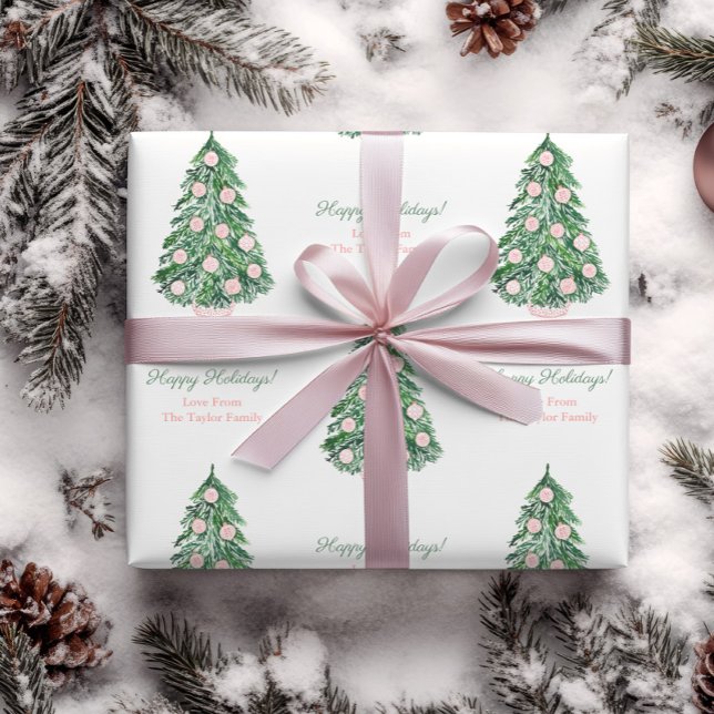 Elegant Rosa och Grönt Glad helg Family Namn Presentpapper (Christmas wrapping paper featuring tree decorated with pretty pink and white chinoiserie baubles)