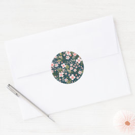 Elegant rosa och vit blomsterdesign runt klistermärke
