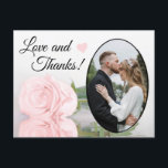 Elegant  Rosa ros Bröllop Kärlek och tack Vykort<br><div class="desc">Detta vackra vykort är ett enkelt men tänkvärt sätt att tacka gästerna i bröllop. Den har en fin utformning med ditt foto från bröllop i ett ovalt format ram och en enda färgad för rosa i blek som har lång härd och som reflekterar i en bassäng av ro. Bildtexten lyder...</div>