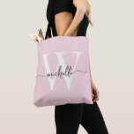 Elegant Rosa Rosa Flickig Personlig Monogrammerad Tygkasse<br><div class="desc">Flickig Modern Enkel Rosafärgad Elegant Monogram Initial Namn Signatur Script Anpassad Personlig Toteväska. Denna design med ditt förnamn i en vacker handskriven stil med svansar i typsnitt (eller kalligrafi) med monogram initial i vitt och grått på rosafärgad eller ljus babyrosa bakgrund. Underbart feminint present för födelsedag, jul, sweet 16-fest, bröllopsfest,...</div>