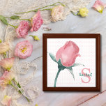 Elegant Rosa Rosenknopp Monogram Minnesask<br><div class="desc">Bevara dina mest omhuldade minnen i stil med vår personlig keepsakbox. Dess delikata blek rosa ros-design på en polkpunktsbakgrund,  i kombination med personligens beröring,  skapar en tidslängd och elegant som hedrar dina speciella ögonblick.</div>