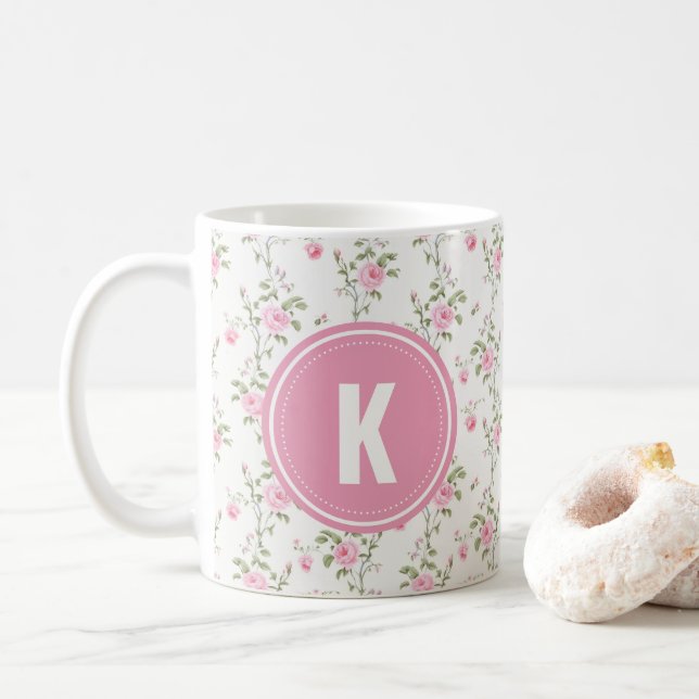 Elegant Rosa Rosor Blommönster Monogram Kaffemugg (Med munk)