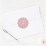 Elegant Rosa Script Monogram Bröllop Runt Klistermärke<br><div class="desc">Elegant bröllop-klistermärken med klassisk design med ditt monogram i ett skript-teckensnitt.</div>