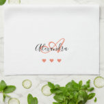 Elegant rosa svart scriptnamn monogram kökshandduk<br><div class="desc">Personalisera din vackra vit monogramhandduk. Hjärtana nedan är tillägnade dina nära och kära,  du kan också anpassa antalet hjärtan. Du kan ta bort dem om du föredrar det. Kopiera/klistra bara in hjärtana i textfältet; om du behöver hjälp,  vänligen låt oss veta,  vi hjälper dig gärna. © Belytalia 2021</div>