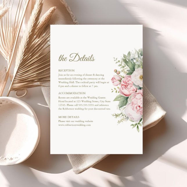 Elegant rosabränd och skär blomsterbrölloppsdetalj inbjudningar (Pale Peach and Blush Floral Wedding Details Card on a boho wedding table.)