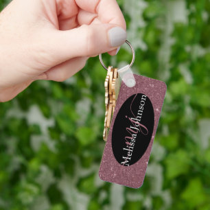 Elegant roséguld bokstavsstil på svart nyckelring