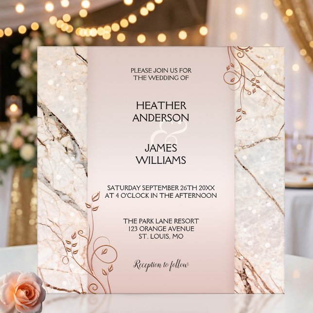 Elegant roséguld marmor blomster- bröllopsinbjudan inbjudningar (Wedding invitation featuring rose gold floral swirls on pink marble with elegant  light sparkles)