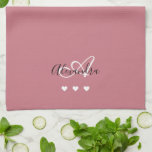 Elegant roséguld scriptnamn monogram feminint kökshandduk<br><div class="desc">Personalisera din vackra förgyllda kökshandduk med monogram. Hjärtana nedan är tillägnade dina nära och kära, du kan också anpassa antalet hjärtan. Kopiera/klistra bara in hjärtana i textfältet; du kan ta bort dem om du föredrar det. Om du behöver hjälp, vänligen meddela oss, vi hjälper dig gärna. © Belytalia 2021</div>