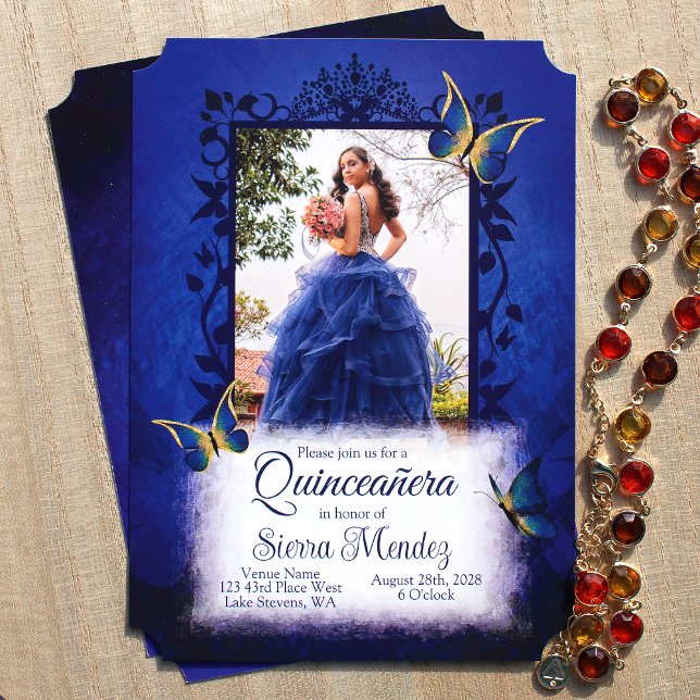 Elegant Royal Blue & Guld Butterflies Quinceanera Inbjudningar (Unique blue and gold quinceanera invitations, script writing, english wording, fancy gold butterlies)