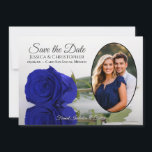 Elegant Royal Blue Ro med Oval Photo Bröllop Spara Datumet<br><div class="desc">De här vackra korten är perfekten för att låta dina vänner och din familj veta att spara datumet för ditt kommande bröllop. De har en romantisk design med ett enda, gammaldags, levande royal blått färgad ro som reflekterar i bassäng i vatten med vågar och gevär med ditt foto i ett...</div>