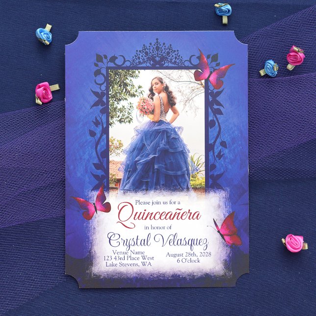 Elegant Royal Blue w/ Red Butterflies Quinceanera Inbjudningar (Fancy Royal Blue and Hot Pink Butterflies Quinceanera Invitation with Script Writing Digital Sharing)