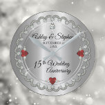 Elegant Ruby | Diamanter 15:e Bröllop-årsdagen Rund Klocka<br><div class="desc">Den här 15:e bröllop-årsdagen av den opulenta elegansen ramar har en unik skalopad diamantdesign med mittdroppdiamant med hjärtformade ruby-accents och faux-tillagda gnistor på en silver-tonsövertoning. Observera att alla varningstexter är tryckta och endast får förekomma så reellt som möjligt i en platt, tryckt design. Detta omfattar alla metalliska gradienter och/eller gemsten....</div>