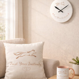 Elegant Running Fox "Trust Your Instincts" Minimal Kudde