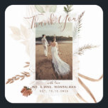 Elegant Rustic Boho Pampas Fyrkantigt Klistermärke<br><div class="desc">Den här eleganten är utformad med fantastiska kryddbruna, gröntar och krämbohemiska pampas blommigt bouquets. Om du vill förbättra informationen om din Tack innehåller skriptet visuell kalligrafi och ditt vackra foto mot en dold kant ram. Byt ut dig med dina personliga detaljer, inklusive ditt bästa foto, så att du kan göra...</div>
