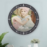 Elegant Rustic Wood Custom Name Photo  Stor Klocka<br><div class="desc">Perfekt är bara en gåva till morföräldrar! Den här strålande moderna väggklockan har ett favoritfoto tillsammans med personligen namn på en svart träpanelbakgrund.</div>