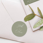 Elegant Sage Grönt Calligraphy Bröllop Runt Klistermärke<br><div class="desc">Elegant,  vit skriptkalligrafi av brud och rummer namn på grönt runt dekal.</div>