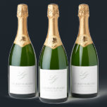 Elegant Sage Grönt Classic Monogram-skript Bröllop<br><div class="desc">Lägg till en något sofistikerad ton till firande i bröllop med vår Elegant Sage Grönt Classic Monogram Script Bröllop mousserande Vin-etikett. Den här vackert designade etiketten har en lyxig grönt och vit palett, perfekt för att förbättra elegansen i alla formella ärenden. Det förfinade kalligrafiskriptet och den klassiska monogramdesignen skapar ett...</div>