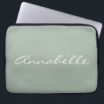 Elegant Sage Grönt Handskriven  Namn Anpassningsba<br><div class="desc">Den här bärbara anpassningsbarna fodral har ditt namn i ett vackert handskrivet skript med text på grönten snyggt. Underbar presentidé.</div>