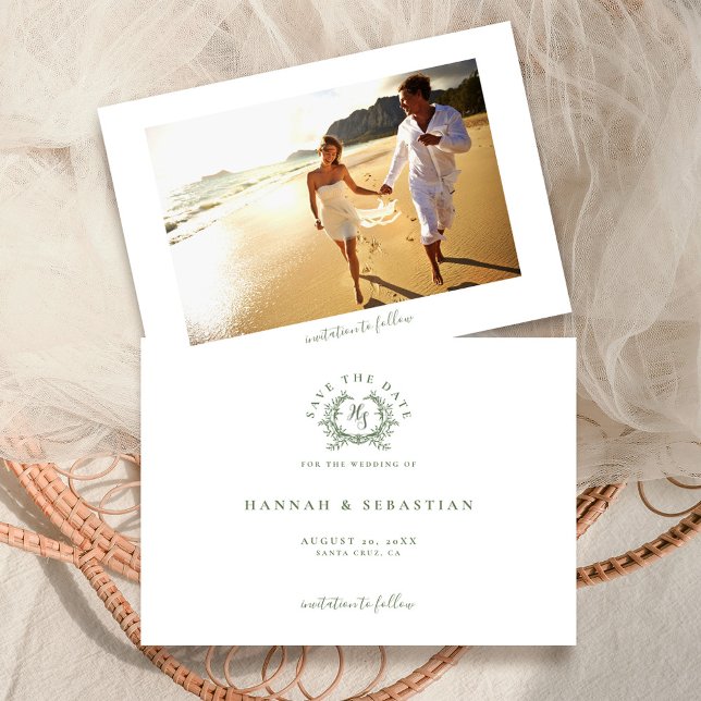 Elegant Sage Grönt Monogram Vapensköld Bröllop Spara Datumet (Skapare uppladdad)