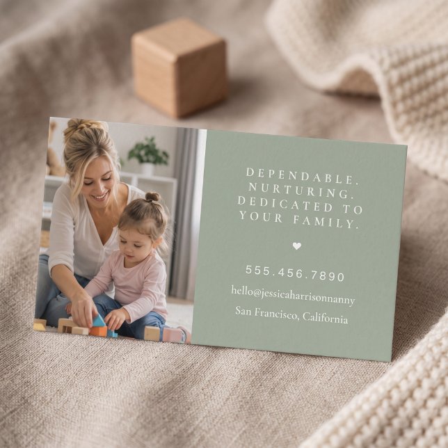 Elegant Saggrön Barnskötare med Foto Visitkort (Simulated business card on table)