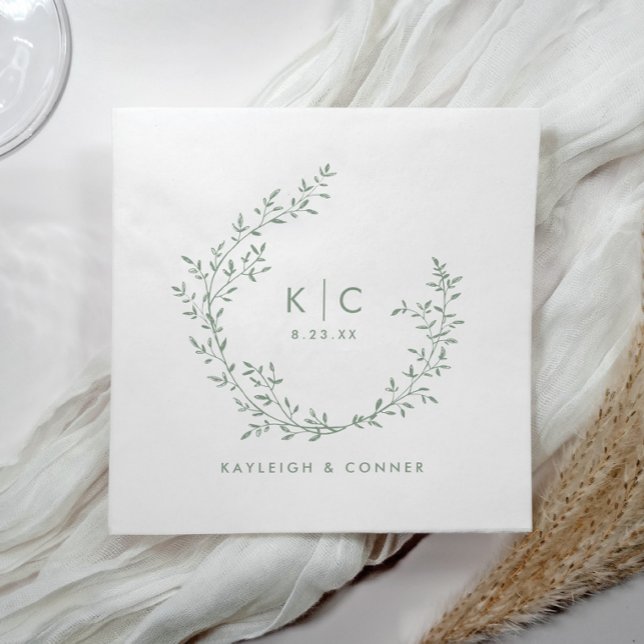 Elegant Saggrön Första Bokstav Botanisk Bröllop Pappersservett (Sage green wedding napkins with botanical wreath, initials, and names in elegant classic style.)