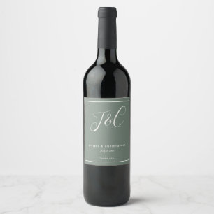 Elegant Saggrön Monograminitialer Bröllop Vinflaska Etikett