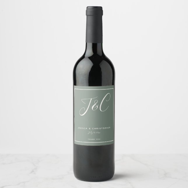 Elegant Saggrön Monograminitialer Bröllop Vinflaska Etikett (Framsida)