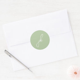 Elegant Saggrön Skript Monogram Bröllop Runt Klistermärke