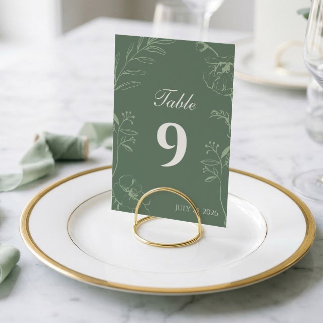 Elegant Sagogrön Blommig Linjekonst Bröllop Bordsnummer (Botanical sage green line art wedding table number styled on a gold rim plate.)
