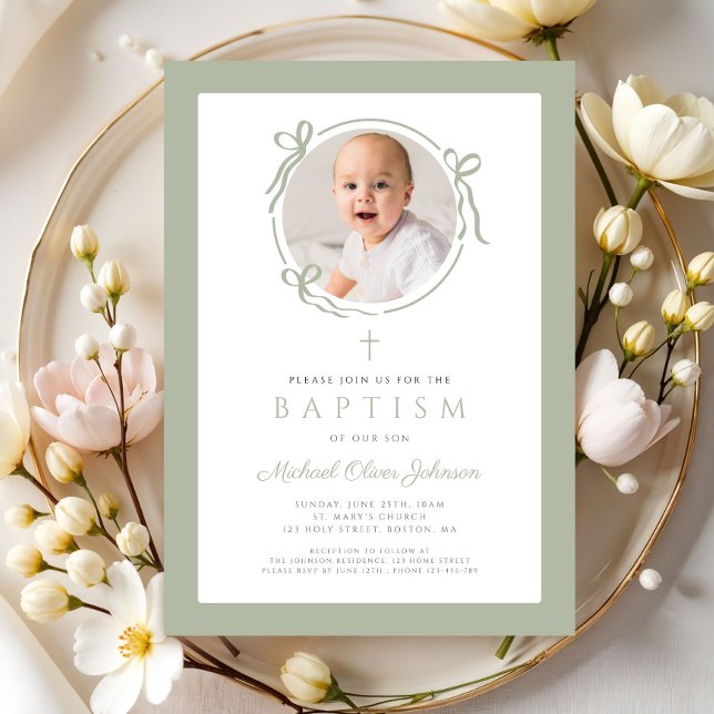 Elegant Salvia Grön Båge Foto Dop Inbjudningar (Elegant Sage Green Bow Photo Baptism Invitation)