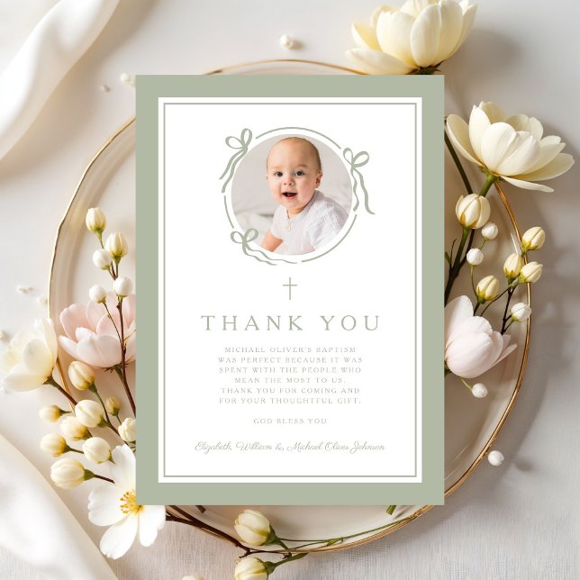 Elegant salvia grön rosett religiös dop fototillbe tack kort (Elegant Sage Green Bow Religious Baptism Photo Thank You Card)
