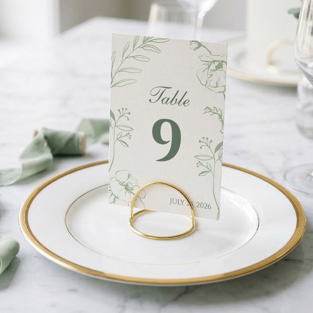 Elegant Salviagrön Blommig Linjekonst Bröllop Bordsnummer (Botanical sage green line art wedding table number styled on a gold rim plate.)