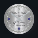 Elegant Sapphire Diamonds 5:e Bröllop-årsdagen Rund Klocka<br><div class="desc">Opulent elegance ramar denna 5:e årsdag för bröllop i en unik skalopad diamantdesign med centerdroppdiamant med hjärtformade safiffreringsaccenter och faux-tillagda gnistor på en silver-tonsövertoning. Observera att alla varningstexter är tryckta och endast får förekomma så reellt som möjligt i en platt, tryckt design. Detta omfattar alla metalliska gradienter och/eller gemsten. Ursprunglig...</div>