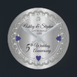 Elegant Sapphire Diamonds 5:e Bröllop-årsdagen Rund Klocka<br><div class="desc">Opulent elegance ramar denna 5:e årsdag för bröllop i en unik skalopad diamantdesign med centerdroppdiamant med hjärtformade safiffreringsaccenter och faux-tillagda gnistor på en silver-tonsövertoning. Observera att alla varningstexter är tryckta och endast får förekomma så reellt som möjligt i en platt, tryckt design. Detta omfattar alla metalliska gradienter och/eller gemsten. Ursprunglig...</div>