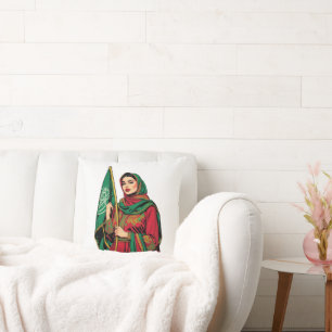 Elegant Saudi Woman Holding Flagga T-Shirt Kudde
