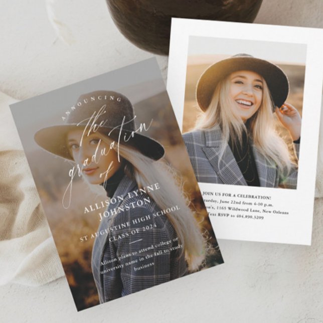 Elegant Script 2 Foto Examen Inbjudningar (Elegant script 2 photo graduation invitation announcement.)