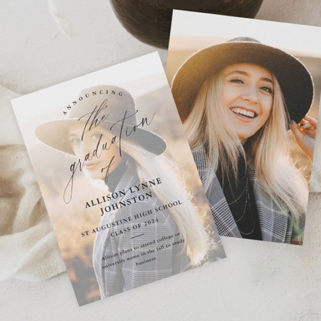 Elegant Script 2 Photo Studenten Meddelande (Elegant script 2 photo graduation announcement.)