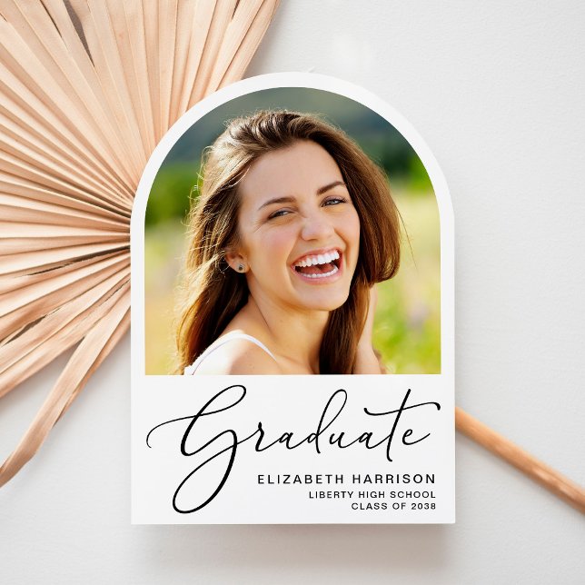 Elegant Script Arch Photo Studenten-meddelande Inbjudningar (Share the pride and excitement of your graduate's achievement with friends and family near and far)