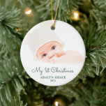Elegant Script Baby Första jul Photo Cerami Julgransprydnad Keramik<br><div class="desc">Den här julprydnaden ger ett första jultema i baby. Texten "Min första jul" visas i ett skript för grönt av elegant. Med anpassningsbar kan du lägga till namn och år för det nyfödda barnet.</div>
