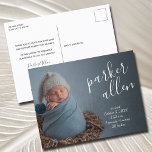 Elegant Script Birth-meddelande Vykort<br><div class="desc">Postkort för tidig födsel innehåller ditt favoritfoto för nyfödda i fullt Bleed,  med baby namn i ett färgat vitt skript och födelsestatistik i chic,  vit text och ditt personliga budskap på baksidan. MATCHING-objekt i vår butik.</div>