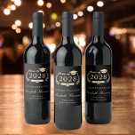 Elegant Script Black Guld Party Studenten Vinflaska Etikett<br><div class="desc">Elegant svarta och guld studentfest vin med märkning av "klass av" i en illustration av lagerbandning med graderlock och diplom,  student namn i ett högtidligt skript och "Grattisar" och deras namn i modern klassisk typografi.</div>