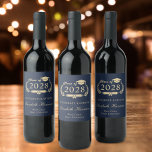Elegant Script Blue Guld Studenten Vinflaska Etikett<br><div class="desc">Elegant,  märkning av mörk blått studentfest vin som innehåller "klass av" i ett ljus av guld för lagerkrans med en grad-sockel och ett diplom,  student namn i ett snyggt ljusskript för guld och "Grattisar" och deras skola namn i modern ljustypografi för guld.</div>