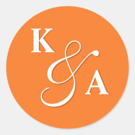 Elegant Script Bright Orange Bröllop Monogram Runt Klistermärke