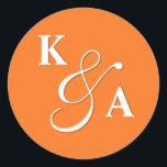 Elegant Script Bright Orange Bröllop Monogram Runt Klistermärke<br><div class="desc">Elegant Skript Ljus Orange Bröllop Monogram Classic Round Sticker</div>